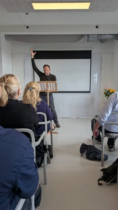 Oplæg foran fuld sal
