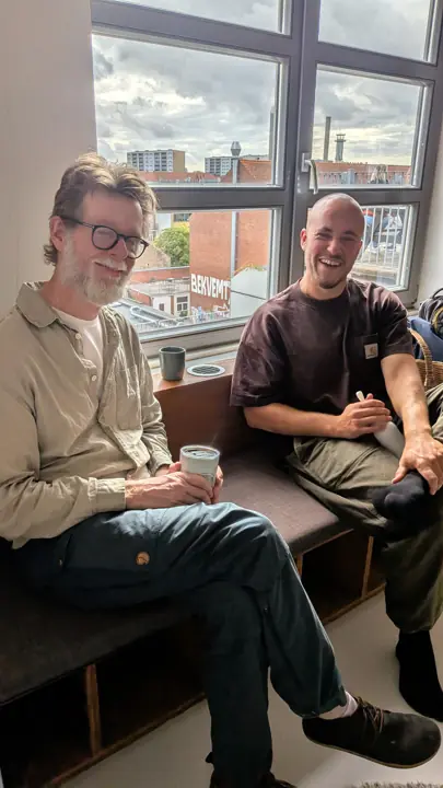 Kaffe og samtale ved vinduerne