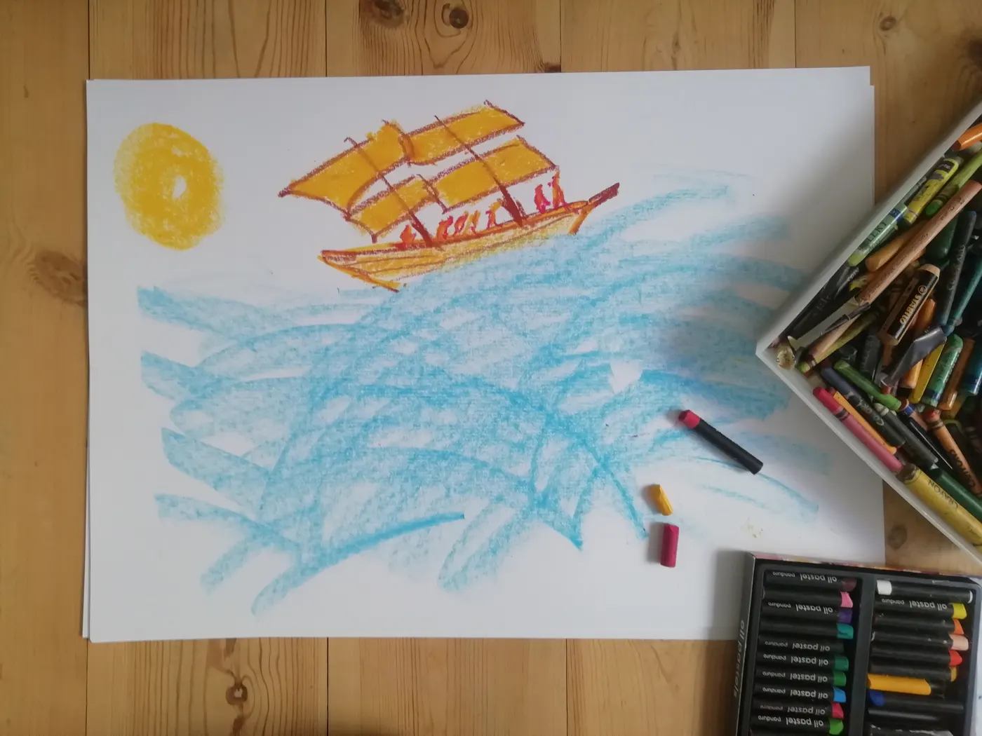 Tegning med oliekridt af et skib på havet